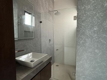 LOMAS DEL SOL, Casa en VENTA con alberca, sala de TV y 3 recamaras con baño (RL)