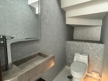 LOMAS DEL SOL, Casa en VENTA con alberca, sala de TV y 3 recamaras con baño (RL)