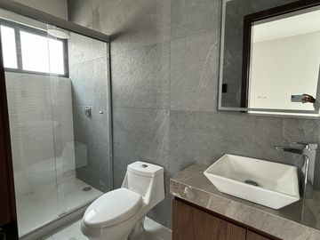 LOMAS DEL SOL, Casa en VENTA con alberca, sala de TV y 3 recamaras con baño (RL)