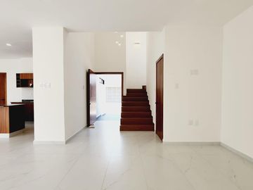 LOMAS DIAMANTE, Casa en VENTA con recamara en planta baja, sala de TV y amplio jardin