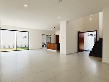LOMAS DIAMANTE, Casa en VENTA con recamara en planta baja, sala de TV y amplio jardin