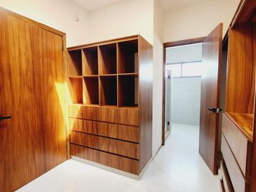LOMAS DIAMANTE, Casa en VENTA con recamara en planta baja, sala de TV y amplio jardin