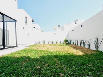 LOMAS DIAMANTE, Casa en VENTA con recamara en planta baja, sala de TV y amplio jardin