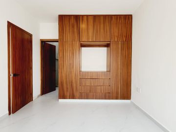 LOMAS DIAMANTE, Casa en VENTA con recamara en planta baja, sala de TV y amplio jardin