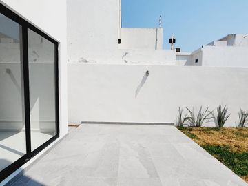 LOMAS DIAMANTE, Casa en VENTA con recamara en planta baja, sala de TV y amplio jardin
