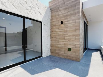 LOMAS DIAMANTE, Casa en VENTA con recamara en planta baja, sala de TV y amplio jardin
