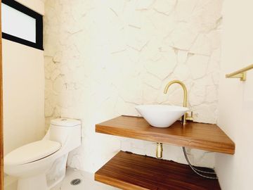 LOMAS DIAMANTE, Casa en VENTA con recamara en planta baja, sala de TV y amplio jardin