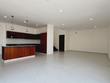 LOMAS DIAMANTE, Casa en VENTA con recamara en planta baja, sala de TV y amplio jardin