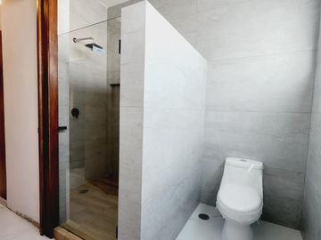 LOMAS DIAMANTE, Casa en VENTA con recamara en planta baja, sala de TV y amplio jardin