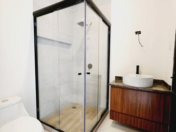 LOMAS DIAMANTE, Casa en VENTA con recamara en planta baja, sala de TV y amplio jardin