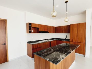 LOMAS DIAMANTE, Casa en VENTA con recamara en planta baja, sala de TV y amplio jardin