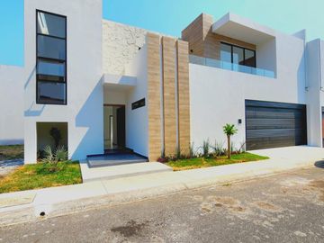 LOMAS DIAMANTE, Casa en VENTA con recamara en planta baja, sala de TV y amplio jardin