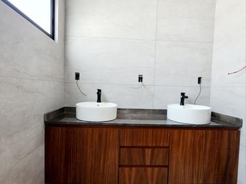 LOMAS DIAMANTE, Casa en VENTA con recamara en planta baja, sala de TV y amplio jardin