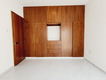 LOMAS DIAMANTE, Casa en VENTA con recamara en planta baja, sala de TV y amplio jardin