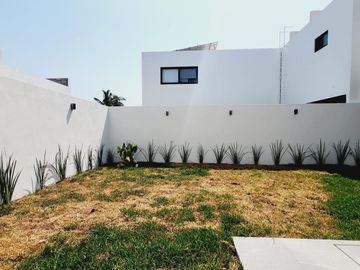 LOMAS DIAMANTE, Casa en VENTA con recamara en planta baja, sala de TV y amplio jardin