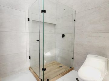 LOMAS DIAMANTE, Casa en VENTA con recamara en planta baja, sala de TV y amplio jardin