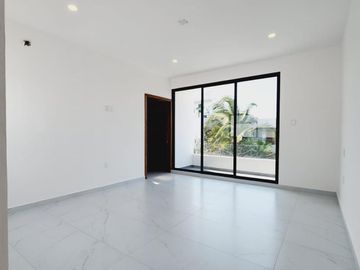 LOMAS DIAMANTE, Casa en VENTA con recamara en planta baja, sala de TV y amplio jardin