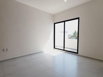 LOMAS DIAMANTE, Casa en VENTA con recamara en planta baja, sala de TV y amplio jardin