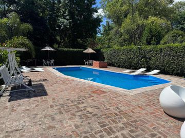 Casa en venta - 2 Dormitorios 2 Baños - Cochera - 1.600 - La Lonja