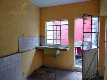 Casa en  Propiedad con departamentos y locales en venta en la zona 