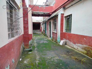 Casa en  Propiedad con departamentos y locales en venta en la zona 