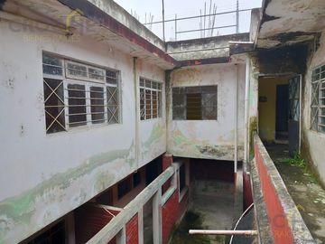 Casa en  Propiedad con departamentos y locales en venta en la zona 