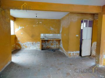 Casa en  Propiedad con departamentos y locales en venta en la zona 