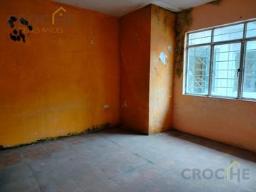 Casa en  Propiedad con departamentos y locales en venta en la zona 