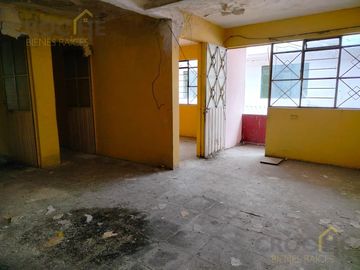 Casa en  Propiedad con departamentos y locales en venta en la zona 