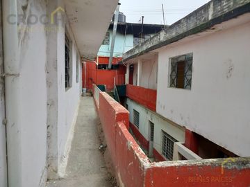 Casa en  Propiedad con departamentos y locales en venta en la zona 
