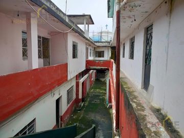 Casa en  Propiedad con departamentos y locales en venta en la zona 