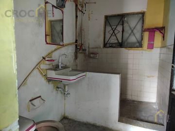 Casa en  Propiedad con departamentos y locales en venta en la zona 
