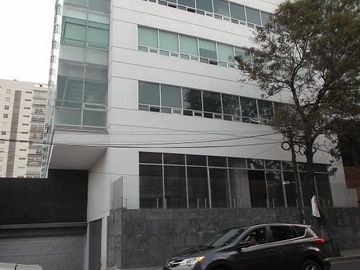 HERMOSAS OFICINAS, EXCELENTE UBICACION, CON SALAS JUNTAS Y  SALON VIP