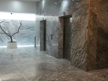 HERMOSAS OFICINAS, EXCELENTE UBICACION, CON SALAS JUNTAS Y  SALON VIP