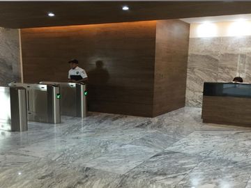 HERMOSAS OFICINAS, EXCELENTE UBICACION, CON SALAS JUNTAS Y  SALON VIP