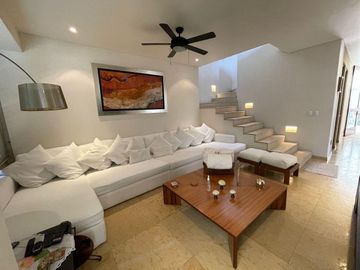 CASA EN VENTA EN LAS QUINTAS