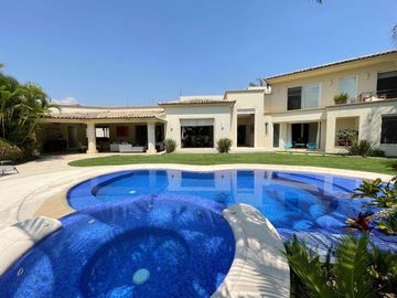 CASA EN VENTA EN LAS QUINTAS
