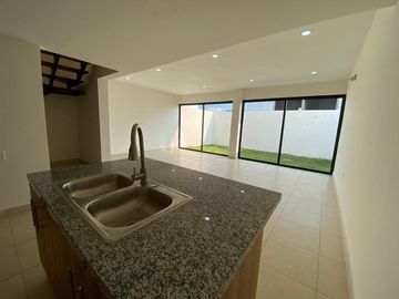 LOMAS DE LA RIOJA, Casa en VENTA con rooftop con vista a la laguna de Mandinga, 3 recamaras y jardin