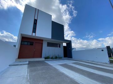LOMAS DE LA RIOJA, Casa en VENTA con rooftop con vista a la laguna de Mandinga, 3 recamaras y jardin