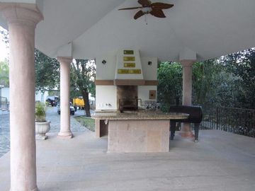 CASA EN VENTA LOS CAVAZOS T-9,544 C-1,028, SANTIAGO N.L. $16,900,000