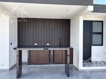 Casa en Venta  Cuatro Recámaras  Fraccionamiento Paseo de La Reina