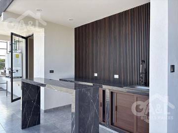 Casa en Venta  Cuatro Recámaras  Fraccionamiento Paseo de La Reina