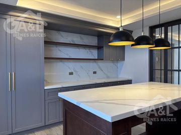 Casa en Venta  Cuatro Recámaras  Fraccionamiento Paseo de La Reina