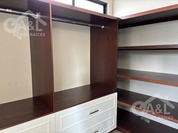 Casa en Venta  Cuatro Recámaras  Fraccionamiento Paseo de La Reina