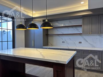 Casa en Venta  Cuatro Recámaras  Fraccionamiento Paseo de La Reina