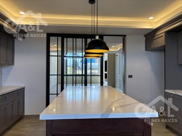 Casa en Venta  Cuatro Recámaras  Fraccionamiento Paseo de La Reina