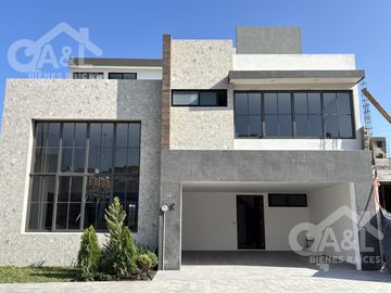 Casa en Venta  Cuatro Recámaras  Fraccionamiento Paseo de La Reina