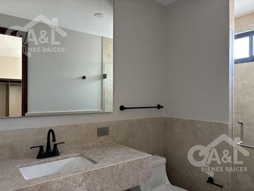 Casa en Venta  Cuatro Recámaras  Fraccionamiento Paseo de La Reina