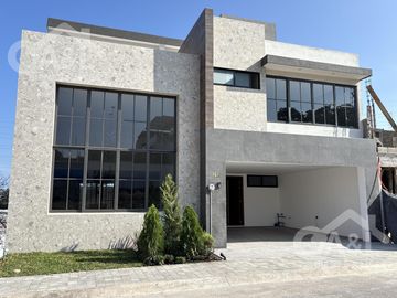 Casa en Venta  Cuatro Recámaras  Fraccionamiento Paseo de La Reina