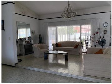 Venta Casa - Residencia sobre Av. Yucatan, Jardines de Merida, Norte